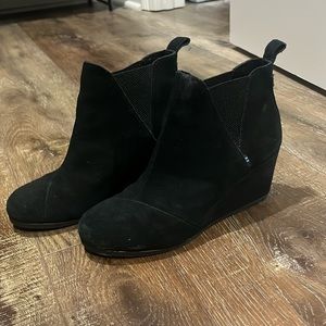 Tom’s black booties